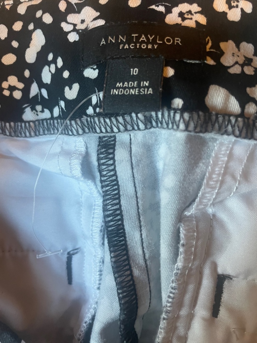 Ann Taylor Factory Black and White Floral Ankle Pants Size 10 - Picture 8 of 9